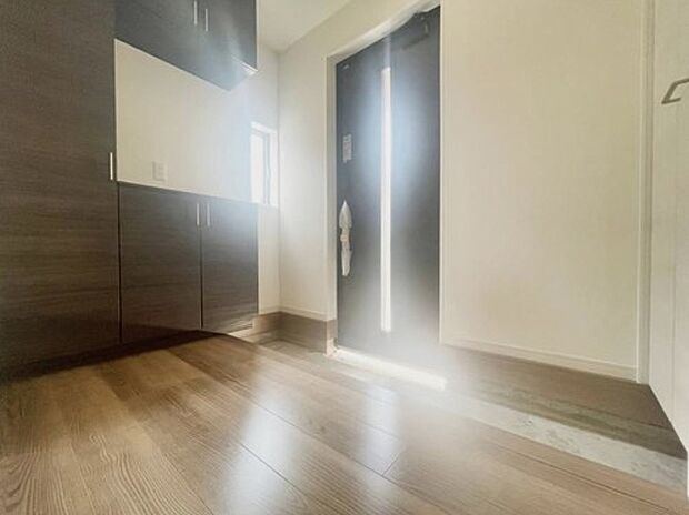 【玄関】【３号棟】
明るくて清潔感溢れる玄関。
便利な下駄箱収納付きです♪
散らかりがちな玄関もすっきりと片付きます。