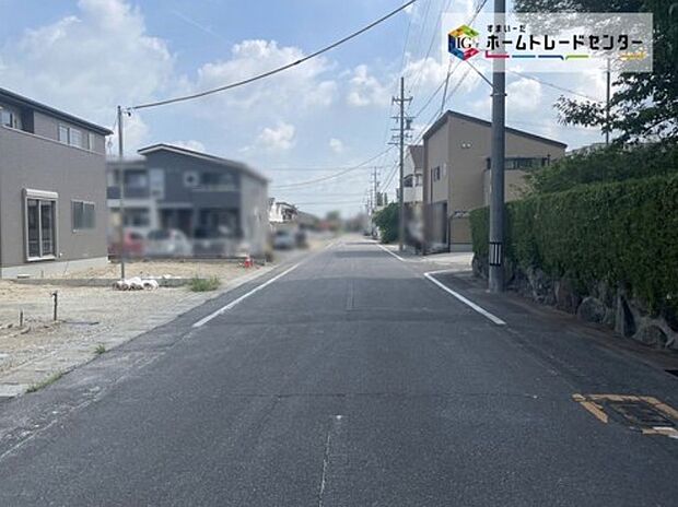 【前面道路含む現地写真】道路に挟まれている立地で建物同士の距離があるため、暮らしの空間に明るい陽光や爽やかな清風を届けてくれます。過ごしやすい空間の中で、ご家族も穏やな暮らしを送れそうです♪