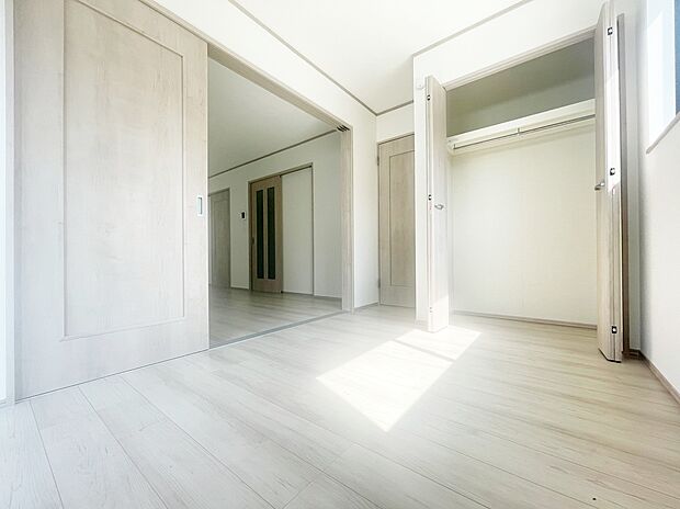 【リビング以外の居室】LDKと隣接した約4帖の洋室。リビングから目が届く場所なので、お子様の遊び部屋・お昼寝スペースとして使うのもオススメです♪