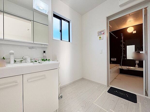 【洗面室】【４号棟】暮らしを快適にする三面鏡仕様の洗面化粧台。
収納力と機能性に優れた使いやすい設備で、忙しい朝の身支度もスムーズに♪