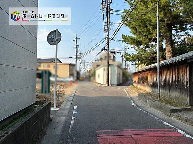 【前面道路含む現地写真】前面道路は交通量の少ない道路です。ゆとりがあり、駐車時もゆっくりと落ち着いて行える立地環境になっています♪　　