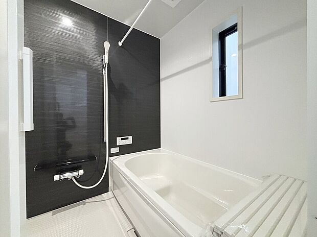 【浴室】１坪以上広さを設けた浴室で、ゆったりバスタイム♪
お子様と一緒に入るにも充分な広さです。
一日の疲れを癒せます♪