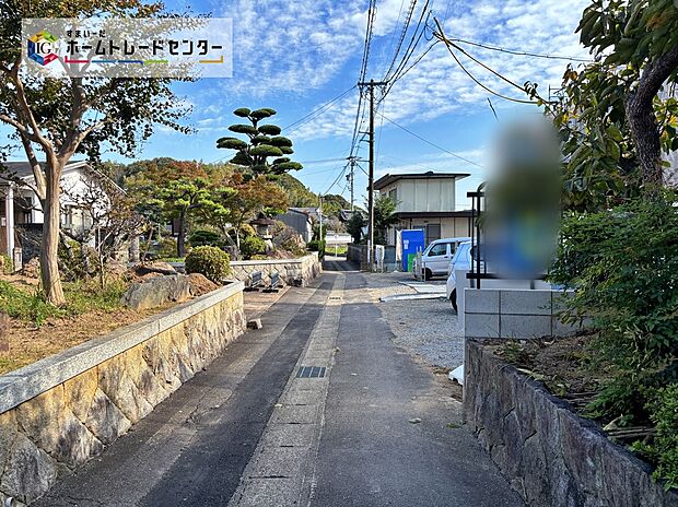 【前面道路含む現地写真】前面道路は閑静な住宅地をはしる車通りの少ない道路。お車の出し入れが苦手な方や小さなお子様にも安心ですね。しっかり舗装もされているので、ベビーカーや自転車で通っても快適に通行できます。