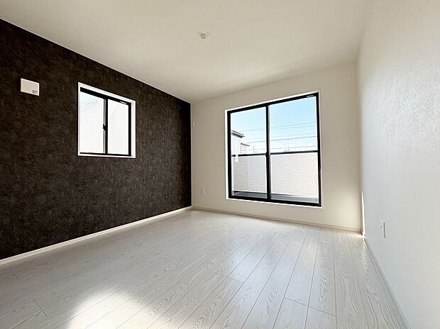 【リビング以外の洋室】【1号棟】2面採光を施した為、晴れの日の日中はいつも明るい室内に。窓を開放すれば気持ちの良い風が入り込んできます。