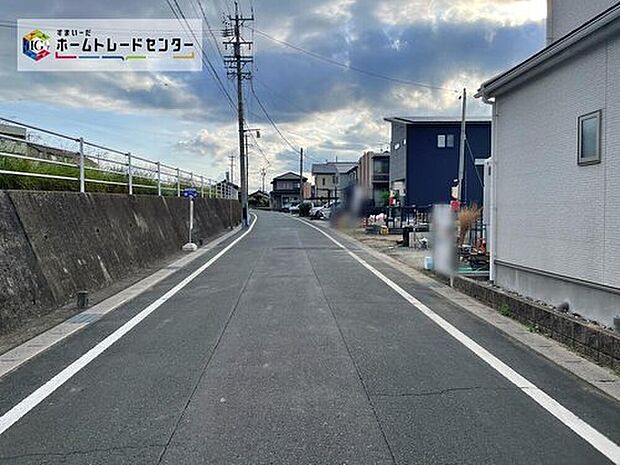 【前面道路含む現地写真】前面道路は交通量の少ない道路です。ゆとりがあり、駐車時もゆっくりと落ち着いて行える立地環境になっています♪　　