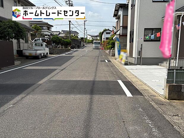 【前面道路含む現地写真】前面は、交通量の少ない西側約８．０ｍ道路です。
ゆとりがあり、駐車も落ち着いて行える環境になっています。