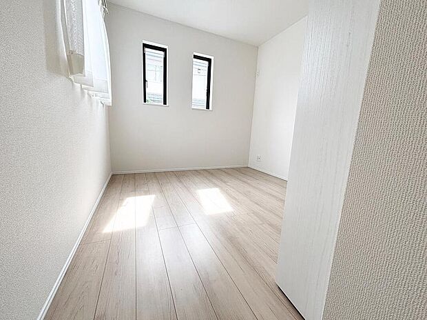 【リビング以外の居室】２面採光を施した為、晴れの日の日中はいつも明るい室内に。
窓を開放すれば気持ちの良い風が入り込んできます。