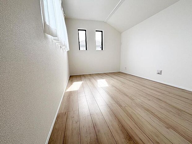 【リビング以外の居室】広々とした居住空間は日々の暮らしを彩り、心のやすらぎと満足感を与えてくれます。通風と採光を考慮した設計は子供たちはのびのび育ち、家族のくつろぎと団らんを生み出します。