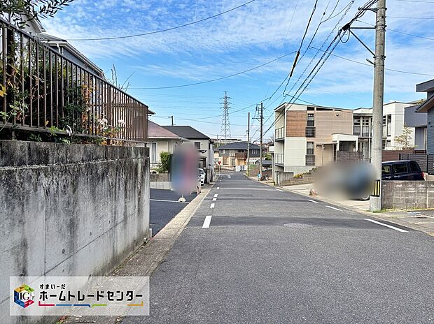 【前面道路含む現地写真】お車の出し入れが苦手な方や小さなお子様にも安心ですね。しっかり舗装もされているので、ベビーカーや自転車で通っても快適に通行できます。