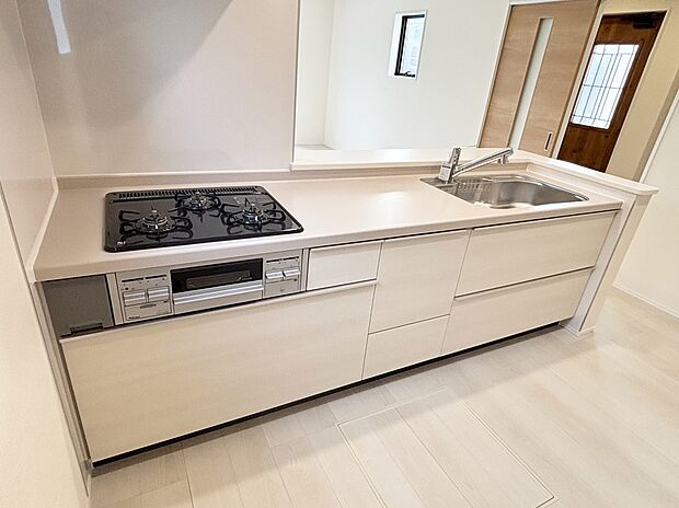 【キッチン】【１号棟】キッチンワークしながら大切な家族との会話を楽しめる、家族のコミュニケーションが生まれる対面式のオープンキッチンです♪