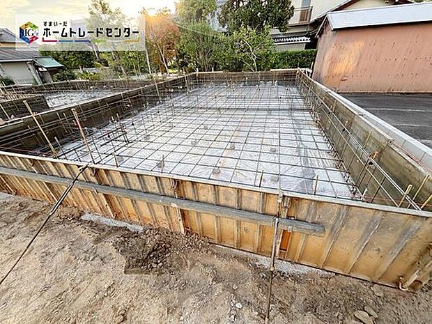 【現地外観写真】一戸建ての大きなメリットは、「自分の土地」を自由に使えること。好きなペットが飼えるほか、ガーデニングやDIY、車やバイクの手入れなど様々な趣味を楽しめます♪