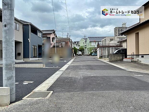 【現地外観写真】前面道路は交通量の少ない道路です。ゆとりがあり、駐車時もゆっくりと落ち着いて行える立地環境になっています♪