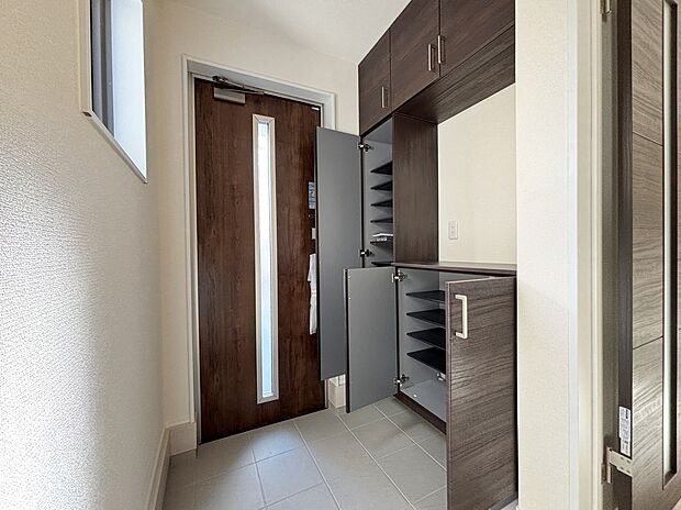 【玄関】明るくて清潔感溢れる玄関。
便利な下駄箱収納付きです♪
散らかりがちな玄関もすっきりと片付きます。　　　　　　