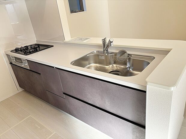 【キッチン】収納力豊富なシステムキッチン。大型スライド収納付きで、すっきり片付けやすいキッチンです。
床下収納もついてたっぷり収納できます♪