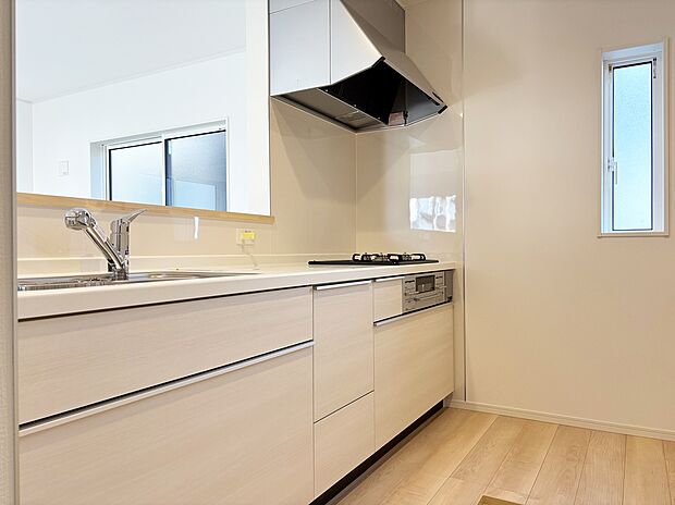 【キッチン】収納力豊富なシステムキッチン。大型スライド収納付きで、すっきり片付けやすいキッチンです。
床下収納もついてたっぷり収納できます♪