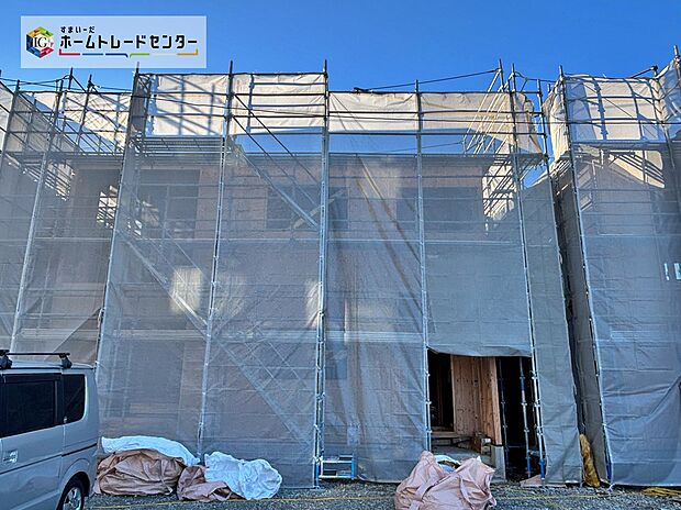 【前面道路含む現地写真】前面道路の幅員は８．１ｍ（１号棟側）。見通しが良く駐車もゆとりをもって行えます♪