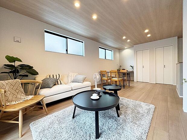 【リビング】【1号棟】
ご家族みんなで長い時間を過ごすリビングは一番居心地のいいものであって欲しいですね。収納も多く快適な住空間を実現します。
※家具付き販売ではございません。