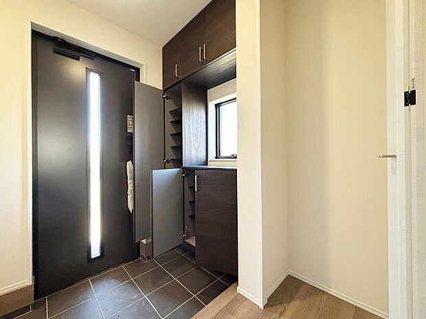 【玄関】明るくて清潔感溢れる玄関。
便利な下駄箱収納付きです♪
散らかりがちな玄関もすっきりと片付きます。　　　　　　