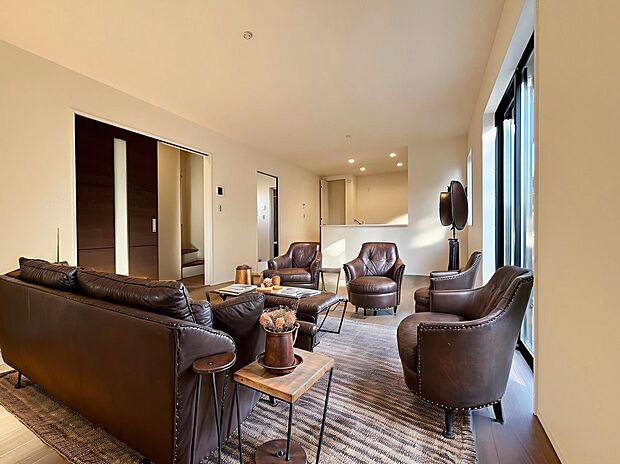 【リビング】広々とした明るいリビング♪
対面式のオープンキッチンは、家事をしながら家族の様子が一目でわかる安心＆便利設備です♪
※家具をCGで加工しています。家具付き販売ではございません。