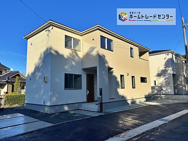 【前面道路含む現地写真】交通量が少ない住宅街なので雨の日でも車の走行音も気になりません。住人以外の車の進入も少なく、小さなお子様を持つご家庭にも安心です◎