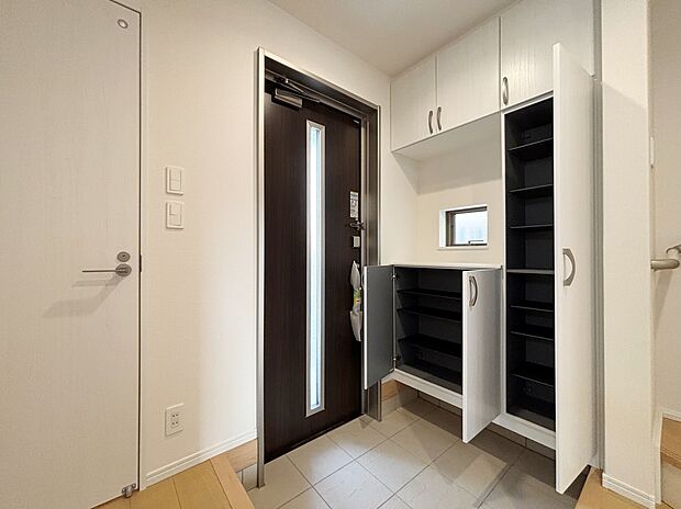 【玄関】【A号棟】住まう人も来客も入った時にワクワクさせてくれるオシャレな玄関♪
収納もたっぷりあるので、靴がたくさんあっても安心！
気持ちの良い朝は、毎日ここからスタートしていきます♪