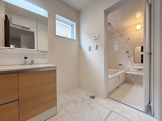 【洗面室】【２号棟】暮らしを快適にする三面鏡仕様の洗面化粧台。
収納力と機能性に優れた使いやすい設備で、忙しい朝の身支度もスムーズに♪