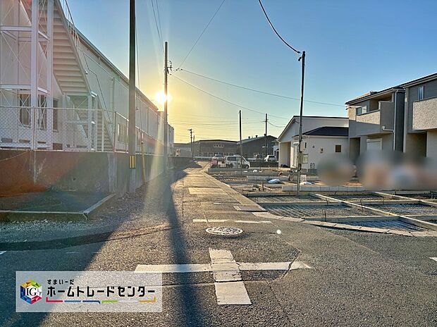 【前面道路含む現地写真】前面道路は交通量の少ない道路です。ゆとりがあり、駐車時もゆっくりと落ち着いて行える立地環境になっています♪　　