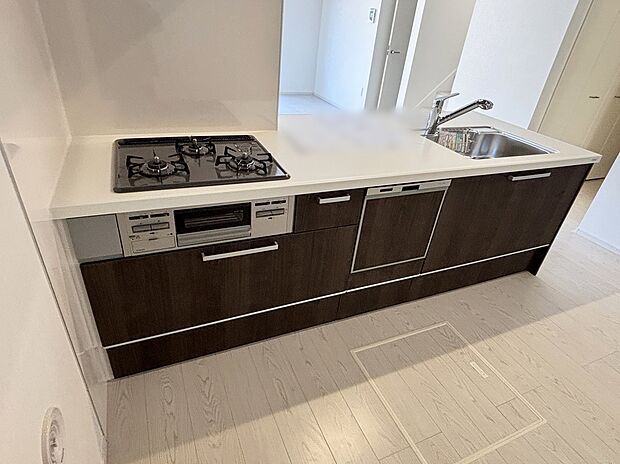 【キッチン】収納力豊富なシステムキッチン。大型スライド収納付きで、すっきり片付けやすいキッチンです。
床下収納もついてたっぷり収納できます♪