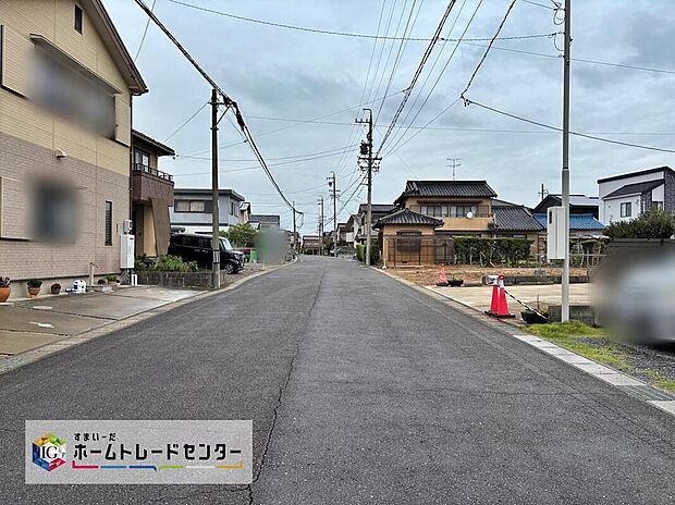 【前面道路含む現地写真】前面道路の幅員は7m。見通しが良く駐車もゆとりをもって行えます♪