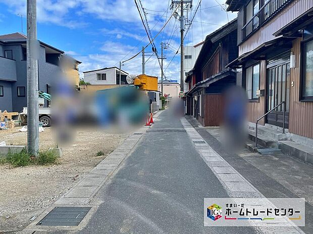 【前面道路含む現地写真】道路に挟まれている立地で建物同士の距離があるため、日当たりも良好です！現地ご見学の際はお気軽にお問い合わせ下さい！