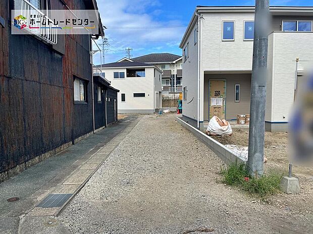 【前面道路含む現地写真】交通量が少ない住宅街なので雨の日でも車の走行音も気になりません。住人以外の車の進入も少なく、小さなお子様を持つご家庭にも安心です◎