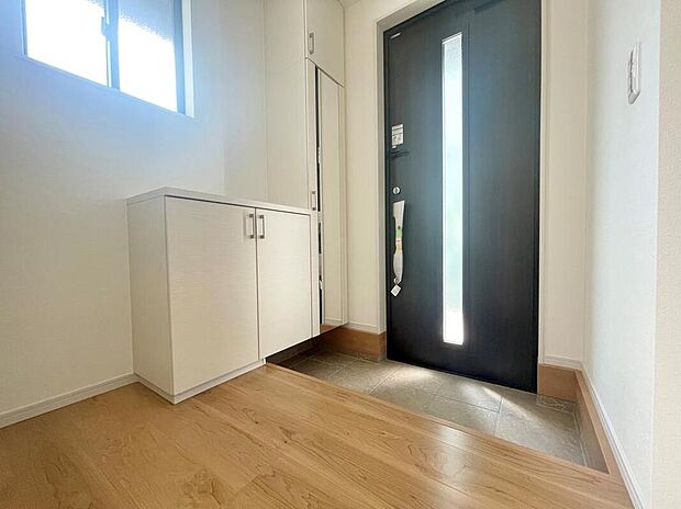 【玄関】明るくて清潔感溢れる玄関。
便利な下駄箱収納付きです♪
散らかりがちな玄関もすっきりと片付きます。