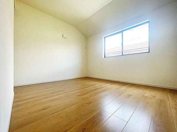 【リビング以外の居室】充分な広さと収納機能を備えた部屋はお子様の自発性と成長を促します。お子様の成長を支える、勉強や好きなことに没頭する学びの空間にどうぞ。