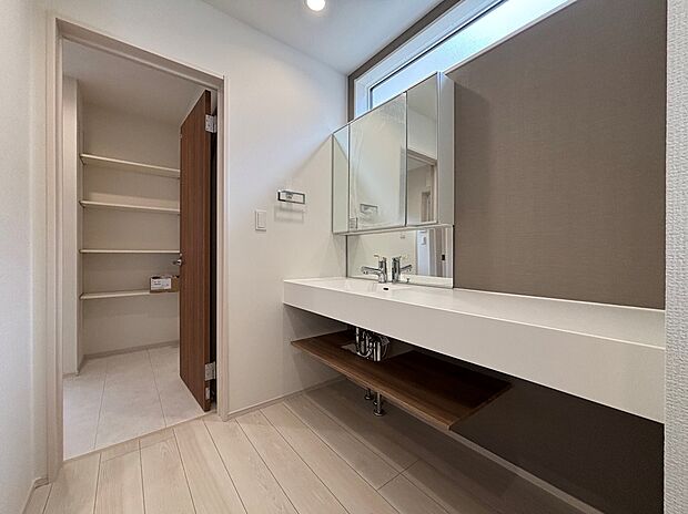 【洗面台】【1号棟】ゆとりの洗面スペースで朝の身支度も快適スムーズに。3面鏡で髪のセットやお化粧もストレスなくこなせ、朝から気分良く通勤通学に向かえそうですね!