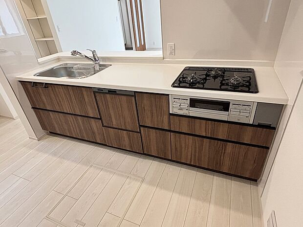 【キッチン】【1号棟】キッチンワークしながら大切な家族との会話を楽しめる、家族のコミュニケーションが生まれる対面式のオープンキッチンです♪