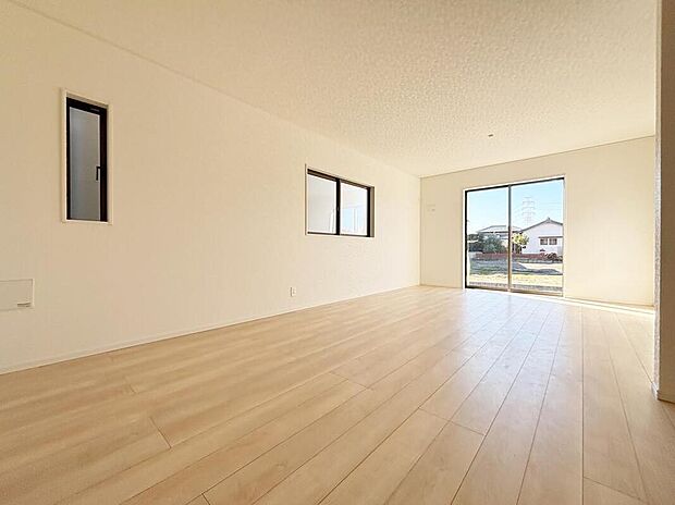 【リビング】【１号棟】心地よい明るい雰囲気のリビング♪採光は良好です！　　
家族団らんの時間も増えそうなくつろぎの場所になりそうです♪