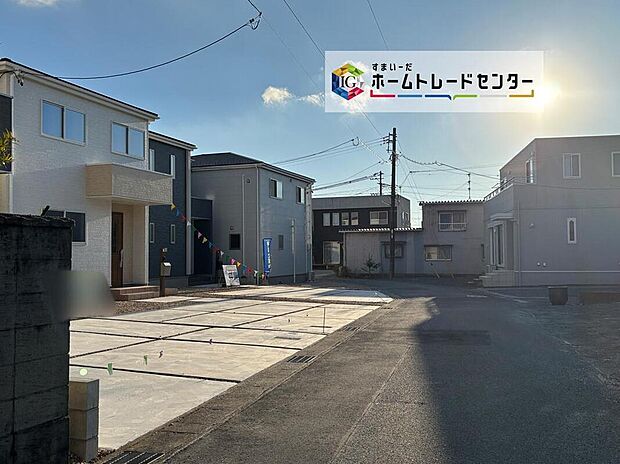 【前面道路含む現地写真】前面道路は交通量の少ない道路です。駐車時もゆっくりと落ち着いて行える立地環境になっています♪