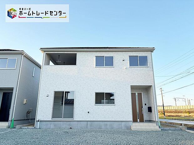 【現地外観写真】流行に左右されず、将来にわたって価値が継続する「上質」な佇まい。おしゃれな雰囲気や自然の潤い、親しみやすさといった暮らしを豊かにしてくれる住空間です。