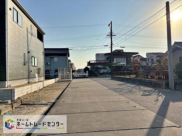 【前面道路含む現地写真】前面道路の幅員は4.4～9.8ｍ。見通しが良く駐車もゆとりをもって行えます♪