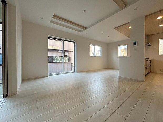 【リビング】大切なご家族が集まるからこそＬＤＫはこだわりたい！休日はおひさまの光をたっぷりと取りこめるリビングでゆったりと過ごしませんか？子供たちが元気に笑いながら走り回っても十分な広さの空間です。