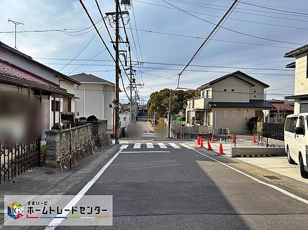 【前面道路含む現地写真】前面道路の幅員は2.7～7.1ｍ。見通しが良く駐車もゆとりをもって行えます♪