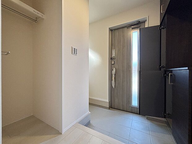 【玄関】【２号棟】玄関前の廊下にはコートやジャケットをかけておけるスペースがあります！
帰ってきてすぐに脱ぐことができて、次出かけるときにも便利な収納です♪