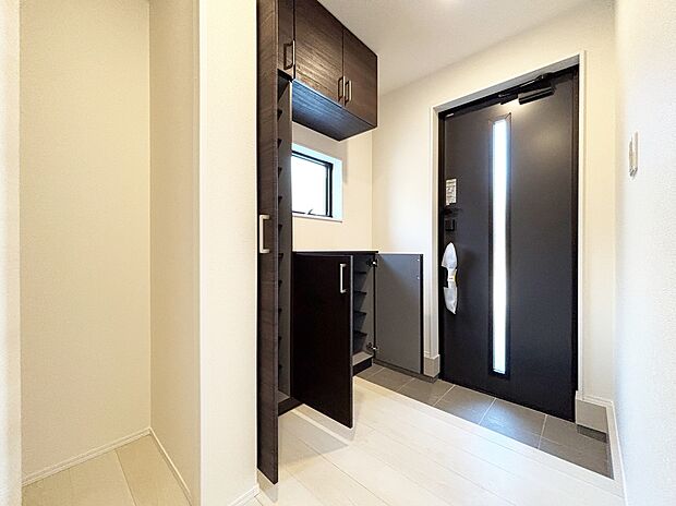 【玄関】【2号棟】明るくて清潔感溢れる玄関。
便利な下駄箱収納付きです♪
散らかりがちな玄関もすっきりと片付きます。