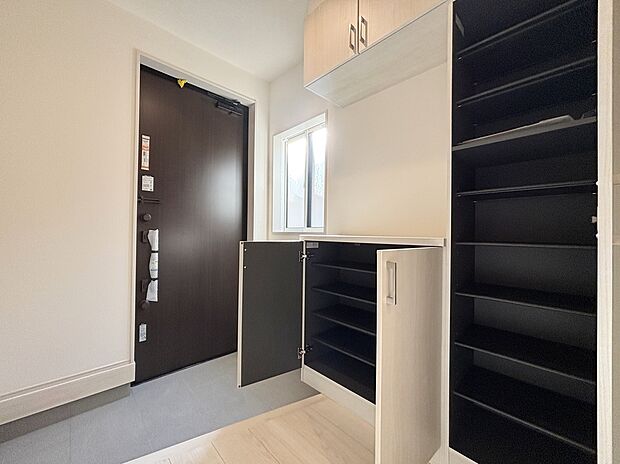 【玄関】【１号棟】明るくて清潔感溢れる玄関。
便利な下駄箱収納付きです♪
散らかりがちな玄関もすっきりと片付きます。　　　　　　