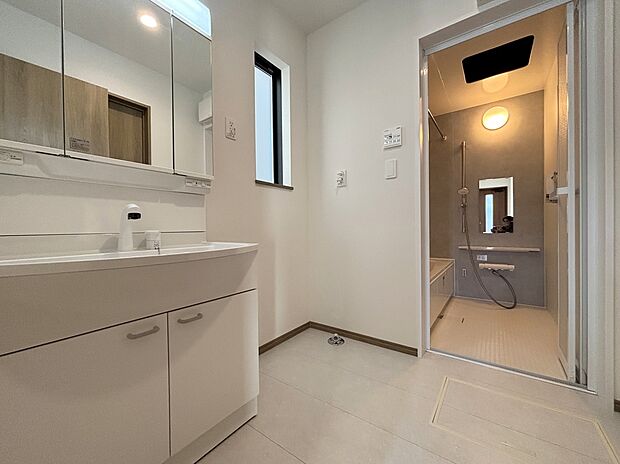 【洗面室】【J棟】暮らしを快適にする三面鏡仕様の洗面化粧台。
収納力と機能性に優れた使いやすい設備で、忙しい朝の身支度もスムーズに♪