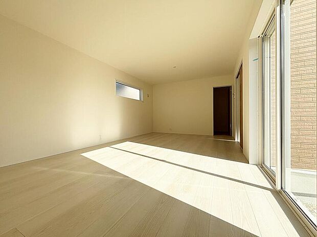 【リビング】【3号棟】心地よい明るい雰囲気のリビング♪採光は良好です!
家族団らんの時間も増えそうなくつろぎの場所になりそうです♪