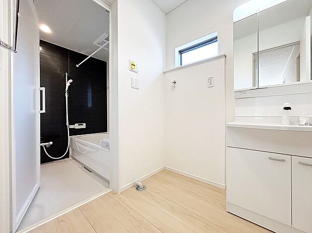 【洗面室】【7号棟】暮らしを快適にする三面鏡仕様の洗面化粧台。
収納力と機能性に優れた使いやすい設備で、忙しい朝の身支度もスムーズに♪