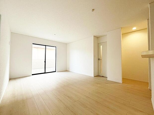 【リビング】大切なご家族が集まるからこそLDKはこだわりたい!休日はおひさまの光をたっぷりと取りこめるリビングでゆったりと過ごしませんか?子供たちが元気に笑いながら走り回っても十分な広さの空間です。