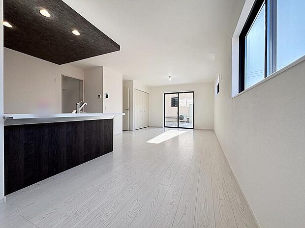 【リビング】【1号棟】心地よい明るい雰囲気のリビング♪採光は良好です!
家族団らんの時間も増えそうなくつろぎの場所になりそうです♪