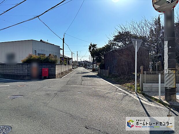 【前面道路含む現地写真】前面道路の幅員は６ｍ。見通しが良く駐車もゆとりをもって行えます♪